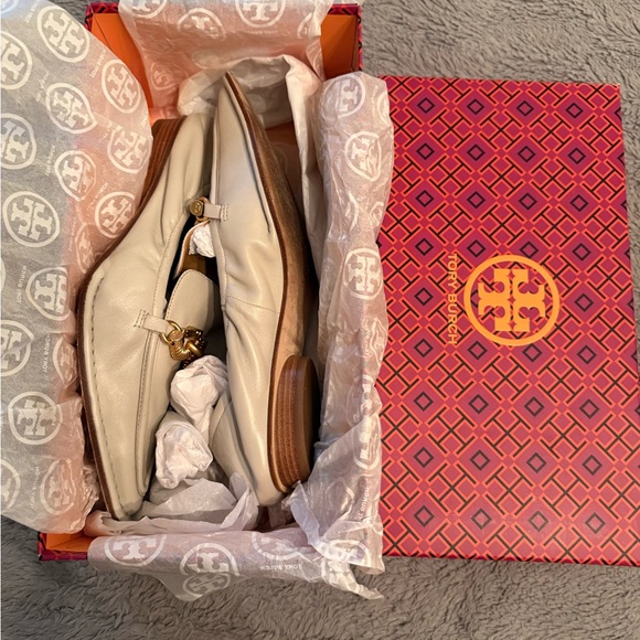 Tory Burch Cream Espadrilles with Gold Chain - Picture 4 of 4